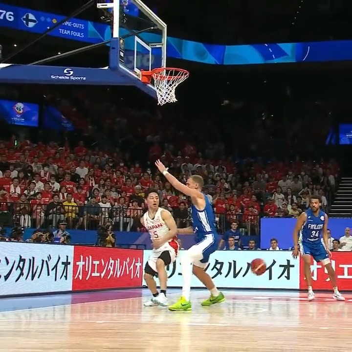 Yuki Kawamura behind the back dime erupts Okinawa Arena! 🤯 #FIBAWC x #WinForJapan I #AkatsukiJapan