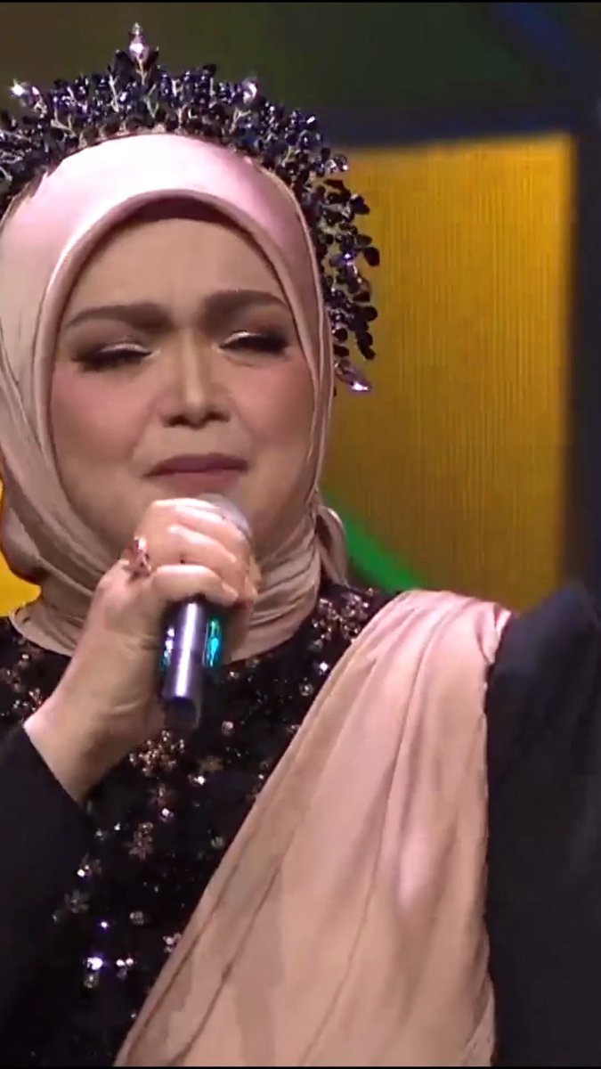 ๐ถ ๐๐ข๐ฏ๐ ๐๐ฉ๐๐๐ญ๐ ๐ถ Dato' Sri Siti Nurhaliza punya suara memang memukaukan! Magis! โถ๏ธ Strim secara langsung TikTok Awards Malaysia di TikTok TV3 dan TikTok Malaysia. #TikTokAwardsMY #TikTokAwardsMYxTV3 #HONOR90 #KlikKlikLagiCun #hanyadifoodpanda #fnndairies #UMobile5G