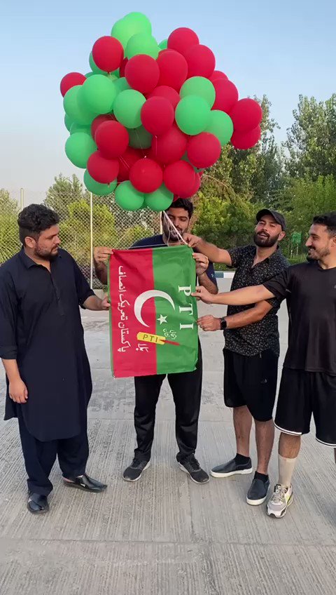 آئی ایس ایف اسلام آباد کی اپنے قائد چیئرمین عمران خان سے اظہارِ یکجہتی، غباروں کیساتھ مختلف مقامات پر تحریکِ انصاف کا پرچم ہوا میں بُلند کرتے ہوئے، خوف کے بُت توڑ کر واضح پیغام دیا، #عمران_خان_کو_انصاف_دو