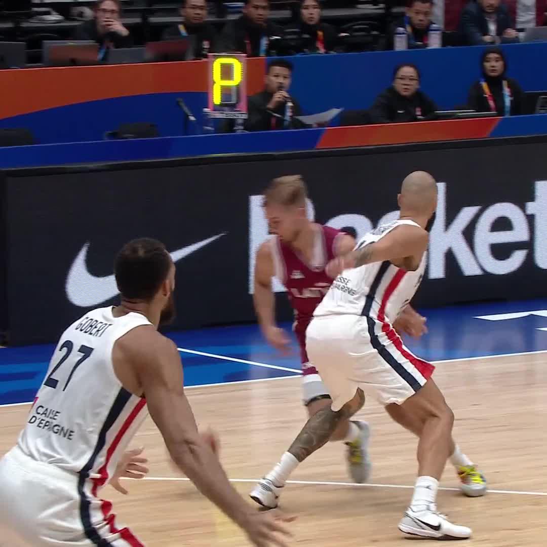 Crosses Fournier 🔥 Tear drops over Gobert 💧 Arturs Zagars is not afraid of anyone! #FIBAWC x WinForLatvia