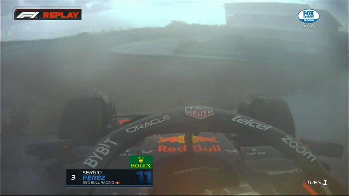 ¡NO PUEDE SEEEER! 😱 Checo Pérez está con problemas. Tuvo un incidente y Alonso se queda con el segundo puesto por el momento. La lluvia le hizo una mala pasada. #F1xFSMX