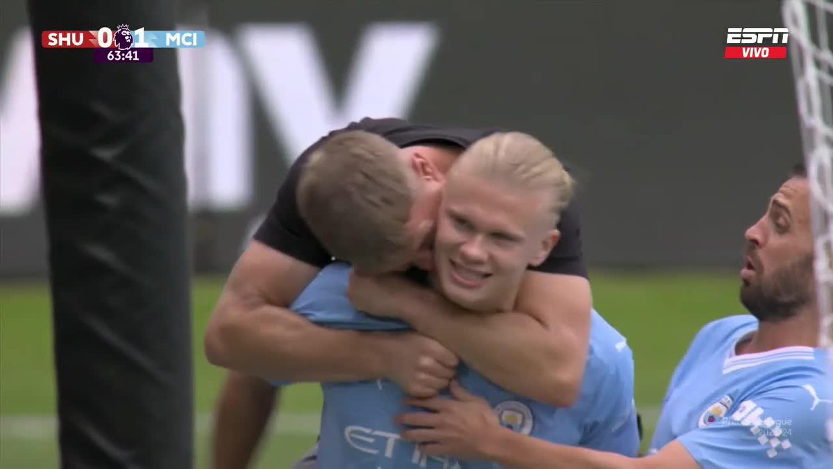 UN HINCHA SE METIÓ A FESTEJAR EL GOL DEL CITY CON HAALAND. 😅🏴
