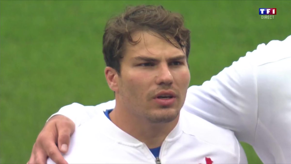 FRISSONS โค๏ธ La Marseillaise ร quelques secondes du coup d'envoi. Le match ร suivre en direct sur TF1 & @MYTF1 : #FRAAUS #Rugby #NeFaisonsXV