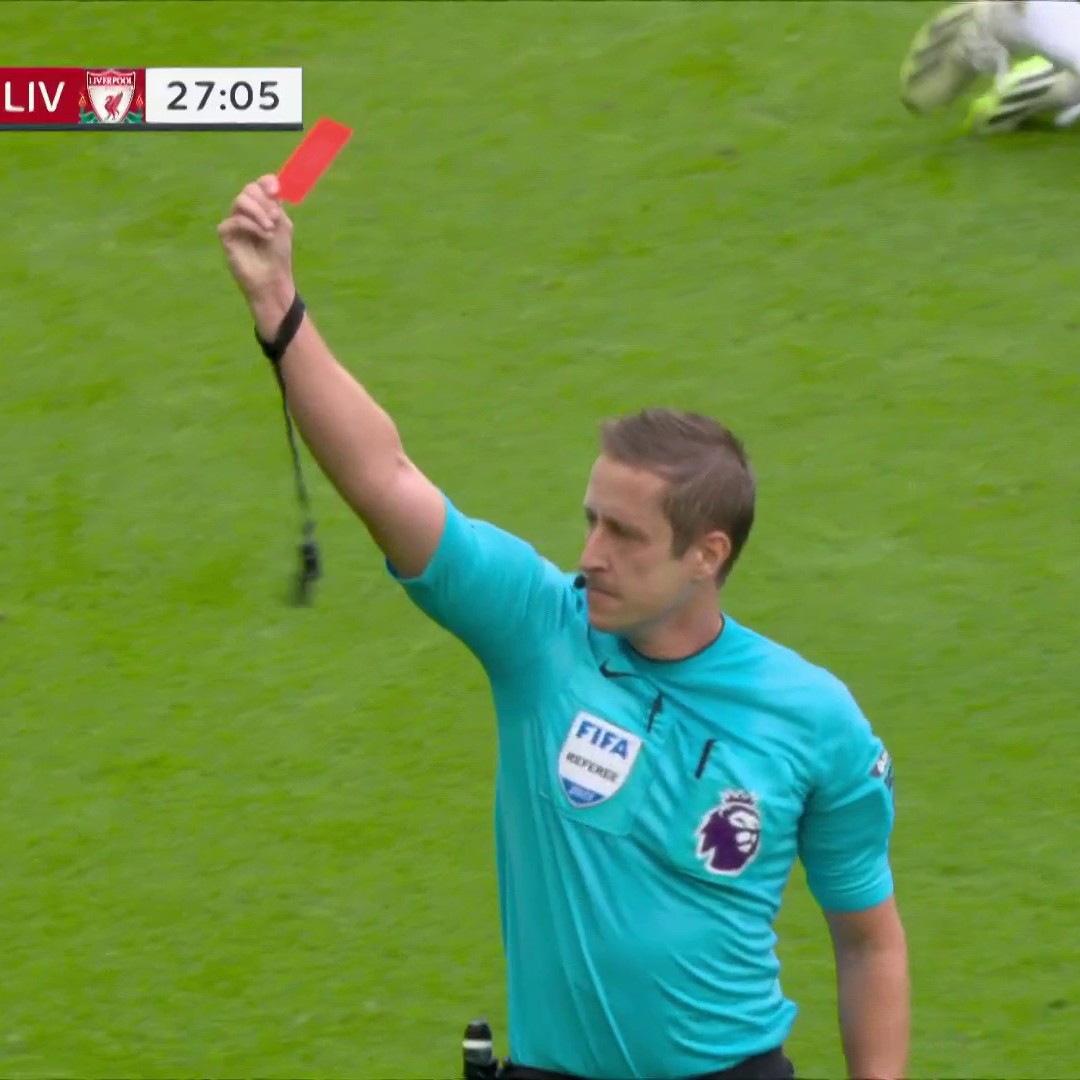 Liverpool are now down to ten men as Virgil van Dijk receives a RED CARD. 👀 #NEWLIV on USA Network