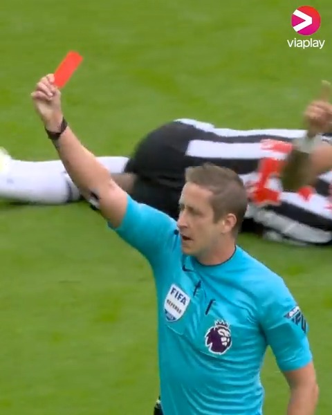 Van Dijk får direkte rødt kort på St. James' Park! 🟥 Er du enig i denne dommeravgjørelsen?