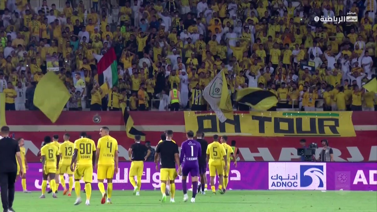 رغم اللعب خارج الارض مشهد جماهيري مذهل لن تراه الا من جمهور الوصل 🐆💛