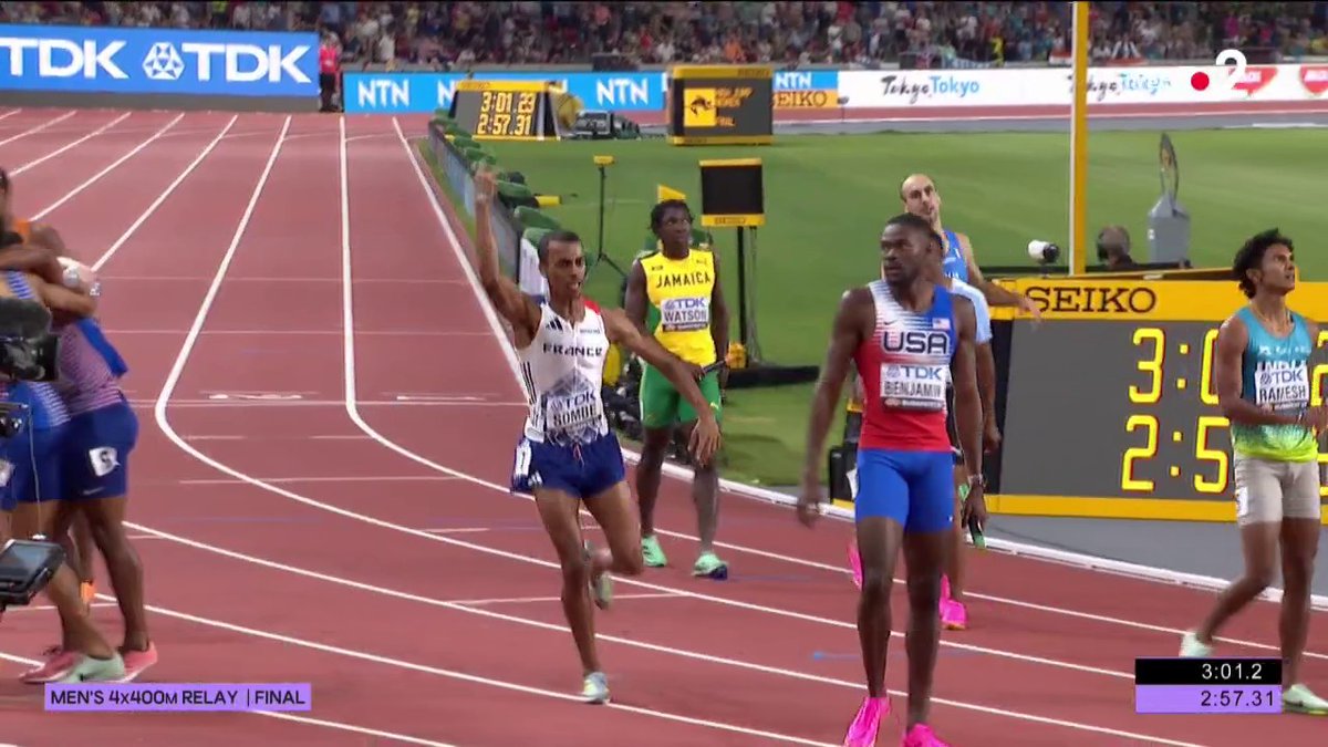 #WorldAthleticsChamps | 🥈 LA MÉDAILLE POUR L'ÉQUIPE DE FRANCE 🥈 Les relayeurs tricolores du 4x400 m décrochent l'argent derrière les Etats-Unis ! Elle a tardé à arriver, mais elle est là, la 1ère médaille de l'équipe de France à Budapest 🔥 ▶️