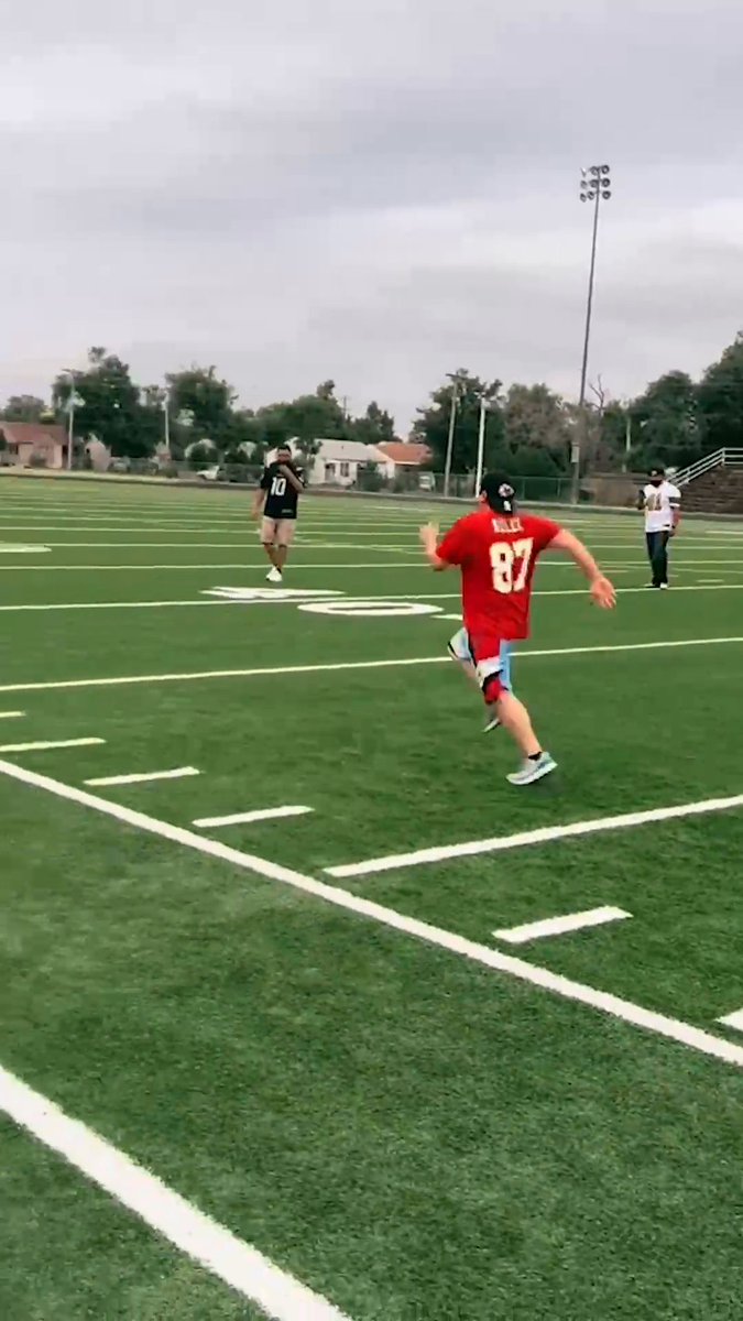 They raced a 40-yard dash to decide their fantasy football draft order 😂 (via carlosluquin125/TikTok)