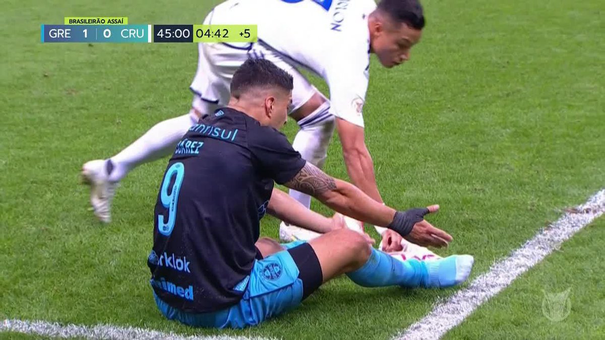 ¡INSÓLITO! A Luis #Suárez se le salió el zapato, Marlon se lo tiró lejos y el uruguayo enloqueció. ▶️ No te pierdas el 🇧🇷 #Brasileirao en #StarPlusLA.