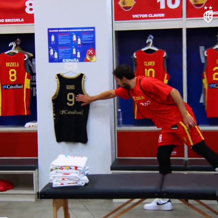 Hay una camiseta de Ricky Rubio en el vestuario de nuestra selección. Siempre presente 🥺