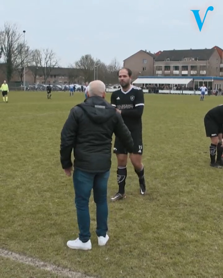 Amateurtrainer Brian krijgt het aan de stok met de tegenstander: ‘Opdonderen!’ 💥 De Voetbaltrainer, direct na Veronica Offside, bij Veronica! #vandaaginside #devoetbaltrainer