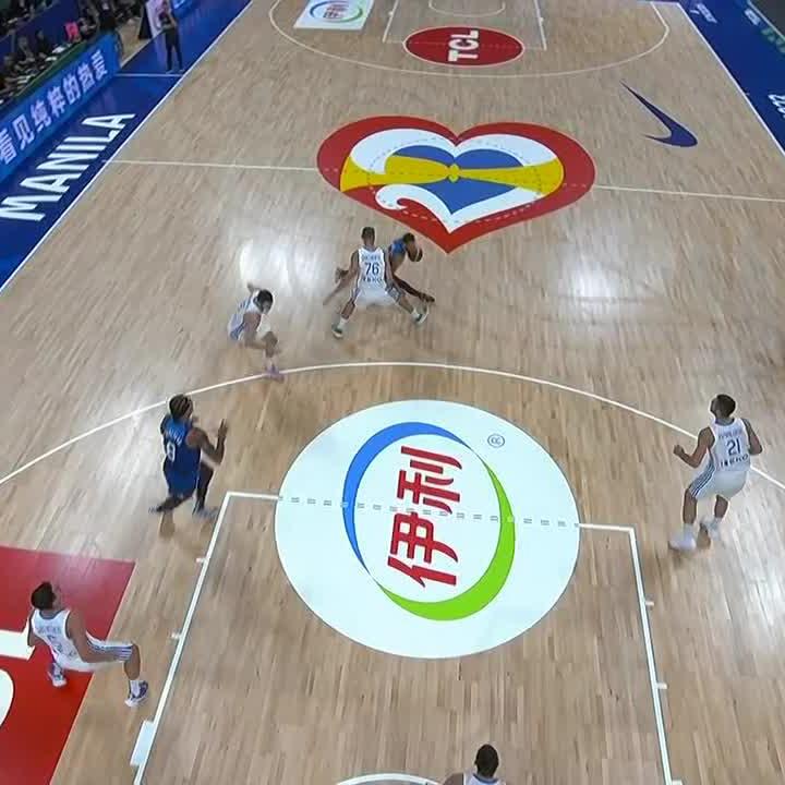 JJJ was lovin' this no-look from Haliburton 👀😅