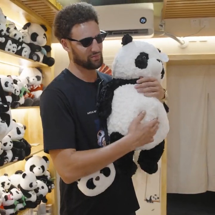 Panda, panda, panda, panda. Klay & Loon are living it up in China 🐼