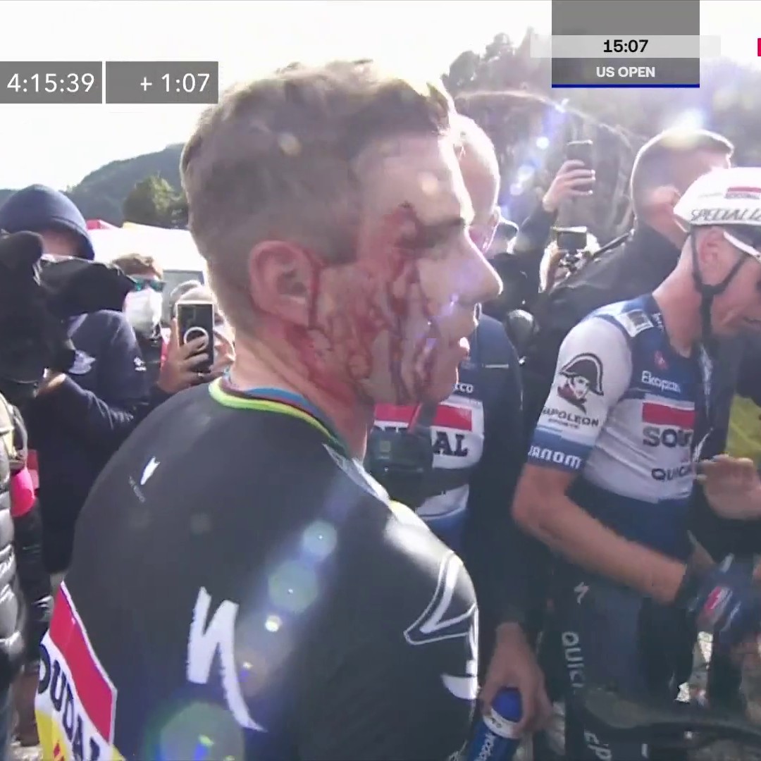 😱 Quelle image incroyable ! Arrivant à très vive allure après son sprint victorieux, Remco Evenepoel percute une personne après la ligne d'arrivée et chute assez violemment. Il se relève le visage en sang. #LesRP #LaVuelta23