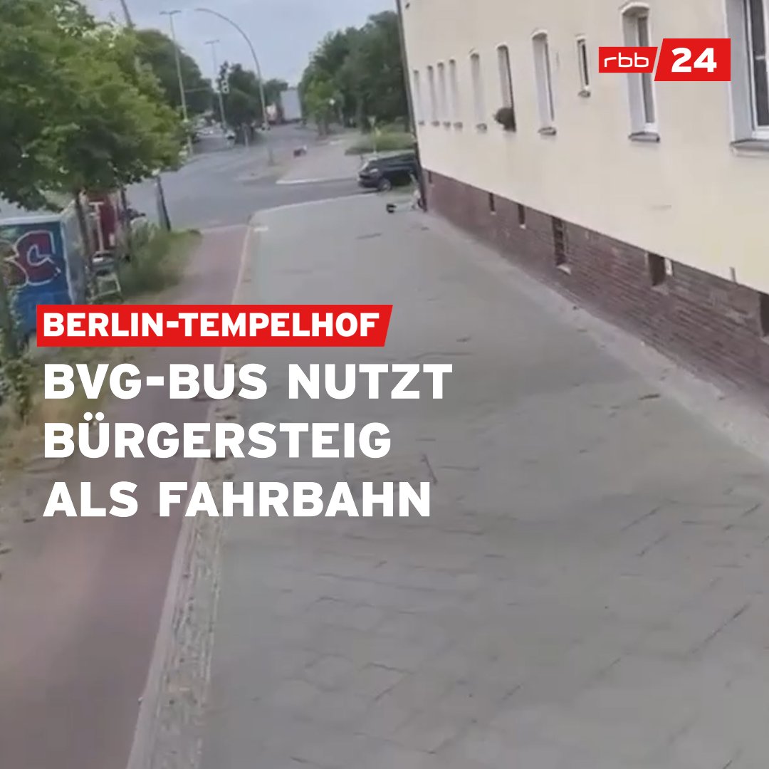 Da rollt ein Doppeldecker-Bus über den Gehweg. Klingt komisch? Ist aber so.