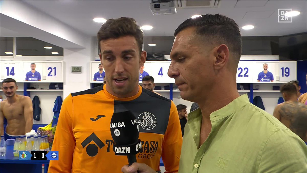 El vestuario del Getafe C.F. es una fiesta 💙 Javi Casquero vive desde dentro cómo la celebración de los primeros 3 puntos de la temporada #LALIGAenDAZN ⚽
