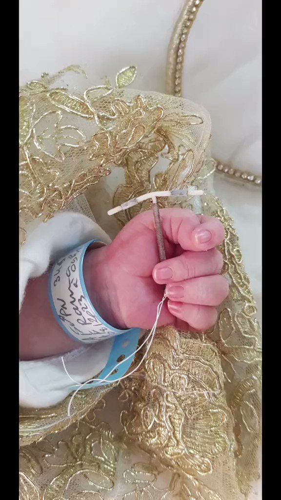 ما فهمت ليش تعلم كل امة محمد انها جابته بالغلط وموثقه بصور بعد ! واذا كبر وشافها وقال هذا وش؟ بتقولين كنت مابغا احمل وحملت فيك بالغلط؟؟ الناس شفيها انهبلت !