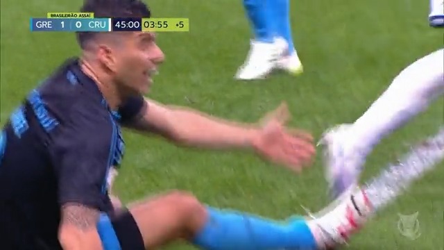 😱 Suárez y su eterna 'pillería' 📹 💥👟 ¡Se quita su propia bota con su pie para confundir al árbitro y sacarle tarjeta a un rival!