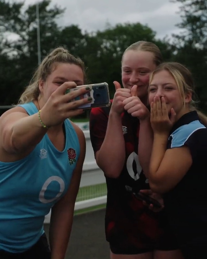 *Do* meet your heroes... 💖 #RedRoses 🌹