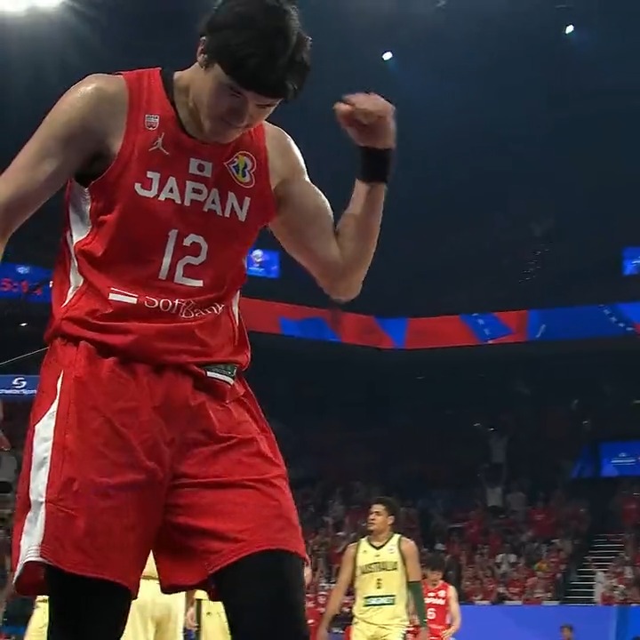 Yuta Watanabe's and 1 gets the home crowd going! 🇯🇵 #FIBAWC x #WinForJapan | #AkatsukiJapan