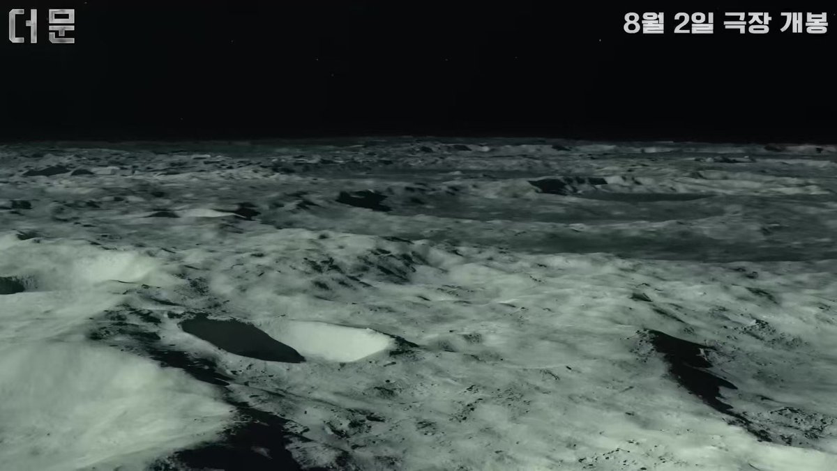 หนังเกาหลีบุกอวกาศเรื่องใหม่ล่าสุด #TheMoon เมื่อปี 2029 เกาหลีใต้ทำภารกิจส่งยานอูรีพร้อมกับนักบินอวกาศสามคนไปเหยียบดวงจันทร์เพื่อสร้างประวัติศาสตร์ แต่แล้วดันเกิดข้อผิดพลาดจนเหลือนักบินแค่คนเดียวติดอยู่บนดวงจันทร์! นักบินอวกาศคนนี้เลยต้องหาทางรอดจากด้านมืดดวงจันทร์ให้ได้