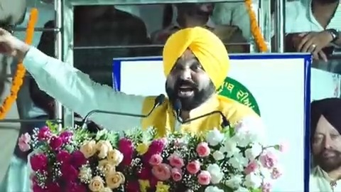 ਅਸੀਂ ਨੌਕਰੀਆਂ ਸਿਰਫ਼ ਮੈਰਿਟ ਵਾਲਿਆਂ ਨੂੰ ਹੀ ਦੇਵਾਂਗੇ…ਅਸੀਂ ਕਿਸੇ MLA ਮੰਤਰੀ ਦੇ ਭਾਣਜੇ ਭਤੀਜਿਆਂ ਨੂੰ ਨੌਕਰੀਆਂ ਨੀ ਵੰਡਣੀਆਂ…ਸਾਡੇ ਲਈ ਪੰਜਾਬ ਦਾ ਨੌਜਵਾਨ ਤੇ ਬੱਚੇ ਪਹਿਲਾਂ ਨੇ…ਜਿਨ੍ਹਾਂ ਨੇ ਰੰਗਲਾ ਪੰਜਾਬ ਬਣਾਉਣ ‘ਚ ਯੋਗਦਾਨ ਪਾਉਣੈ..