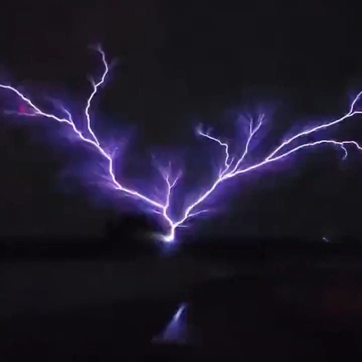 A plane being evacuated from MacDill Air Force Base in Tampa, FL due to Hurricane #Idalia recorded St. Elmo's Fire, a lightning-like weather phenomenon which is a coronal discharge of plasma.