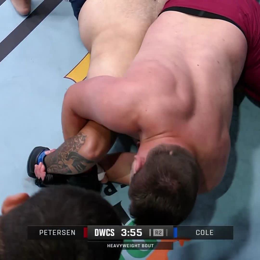 Absolutely no doubt about it! Thomas Petersen gets the tap in Round 2 and secures our second finish of the night 💪 #DWCS