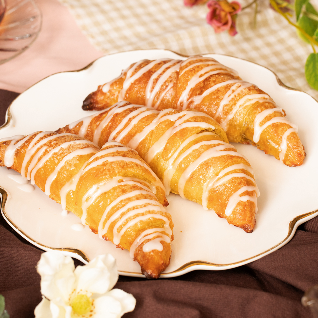 •Croissant dari Rice Paper• Rice paper bisa dibikin jadi apa aja. Croissant pun bisa dibuatnya! Jadi sekarang lebih mudah untuk bikin homemade croissant sendiri. Tastemade
