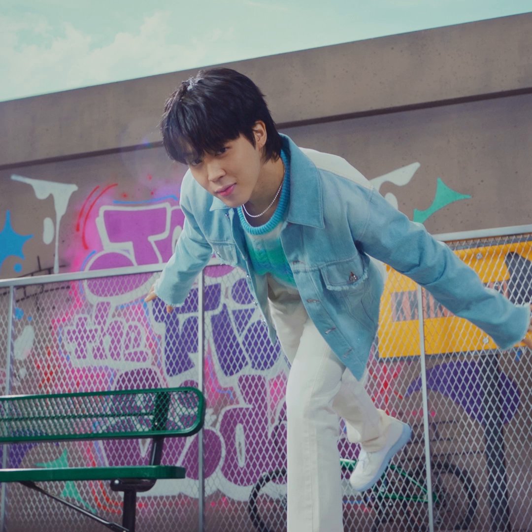 Take selfies anywhere and everywhere hands-free, with the #GalaxyZFlip5 FlexCam – just like #Jimin of 방탄소년단. RT this if you think Jimin has the best posing skills! #GalaxyxJimin #JointheFlipSide