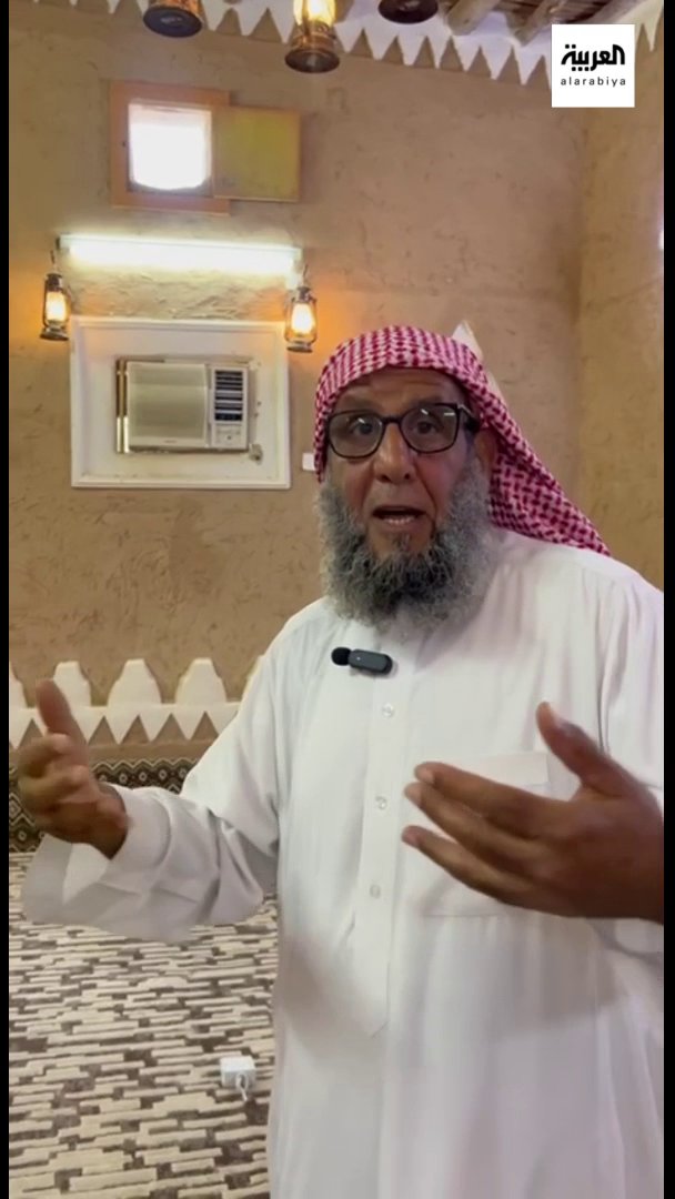 قهوة عائلة الخليفة في قرية #الحفير شمال #حائل.. روزنامة فلكية يحدد من خلالها دخول الفصول وأوقات الزراعة عبر متابعة شعاع الشمس من "الفضوة" #السعودية عبر: فريح الرمالي