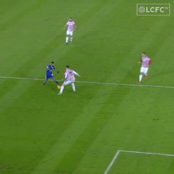 Riyad Mahrez + maillot de Leicester + gants noirs = joueur inarrêtable. ✨🇩🇿 (🎥 Leicester City)
