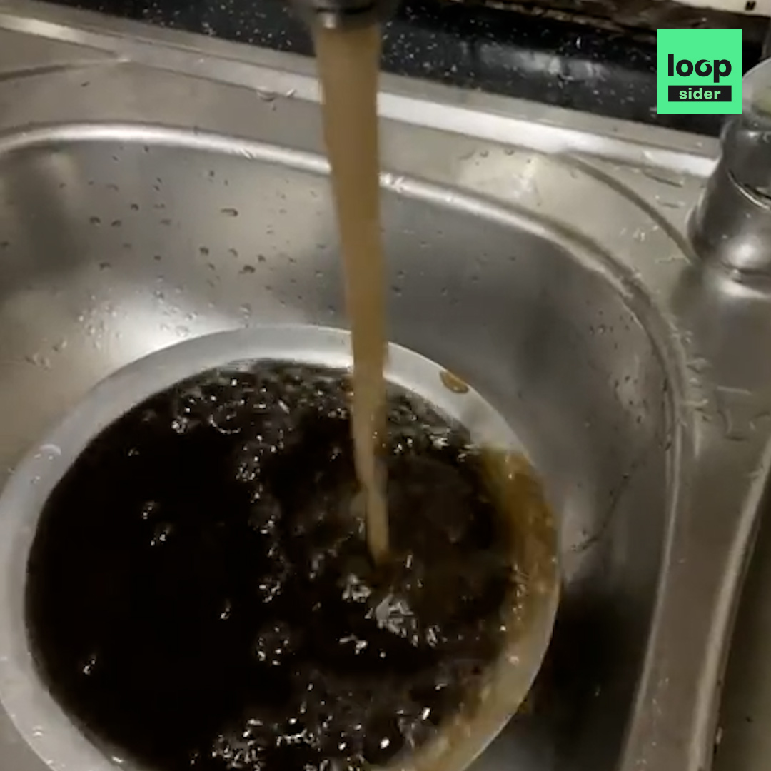 Un département français est en pleine crise de l'eau. À Mayotte, l'eau est coupée deux jours sur trois et quand elle marche dans certains endroits, elle est mélangée à de la boue. Nous avons contacté un habitant, obligé de faire bouillir son eau du robinet avant de la boire.