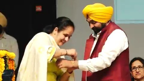 ਮੈਂ ਫਿਲਹਾਲ ਰੱਖੜੀ ਬਨਾਉਣੀ ਹੈ…ਮੇਰੇ ਸਿਰਫ਼ ਇੱਕ ਛੋਟੀ ਭੈਣ ਹੀ ਨਹੀਂ..ਸਗੋਂ ਪੰਜਾਬ ਦੀਆਂ ਲੱਖਾਂ ਭੈਣਾਂ ਮੇਰੀਆਂ ਭੈਣਾਂ ਨੇ…ਇੱਕ ਧਾਗੇ ਦੀ ਸਾਡੀ ਜ਼ਿੰਦਗੀ ‘ਚ ਬਹੁਤ ਕੀਮਤ ਹੈ…ਬਹੁਤ ਰਿਸ਼ਤੇ ਨੇ ਜੋ ਇੱਕ ਧਾਗੇ ‘ਤੇ ਖੜ੍ਹੇ ਨੇ