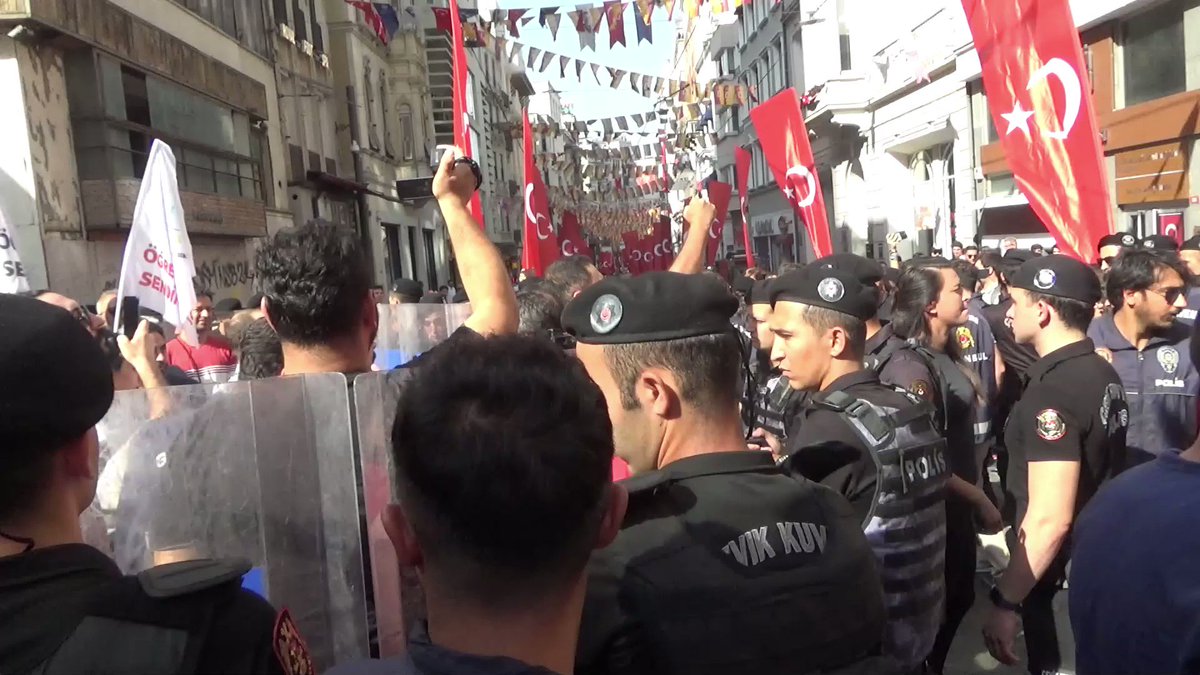 Özel Öğretmenler Sendikası'nın (Özel Sektör Öğretmenleri Sendikası) Taksim'deki basın açıklamasına polis saldırdı. Emek Partisi Milletvekili İskender Bayhan (İskender Bayhan) : Öğretmenlerin taleplerinin ve mücadelelerinin yanındayız!