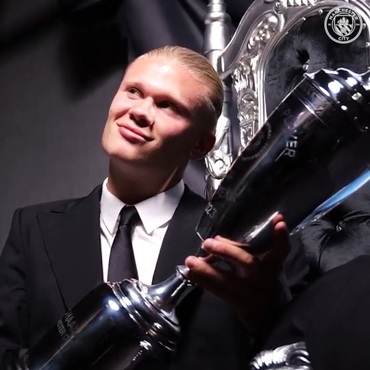 Behind the scenes at the PFA awards! 🏆 Let's hear from the Players' Player of the Year, 🎉