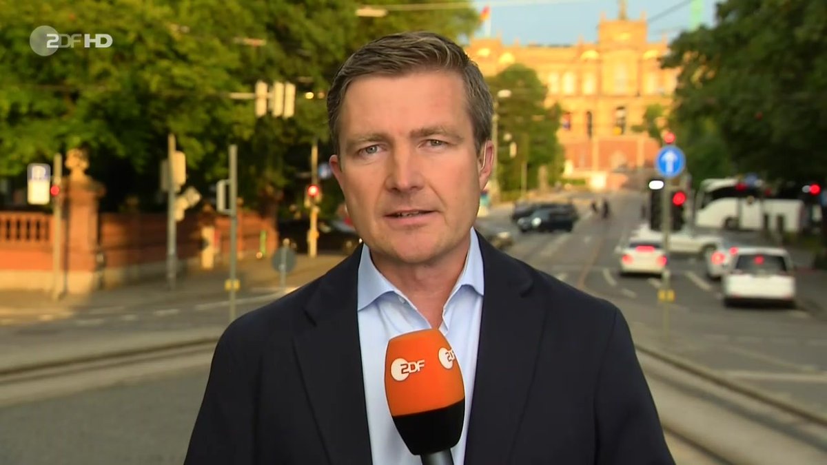 Erstmals seit Bekanntwerden der Flugblatt-Affäre hat sich Hubert #Aiwanger persönlich zu Wort gemeldet. ZDF-Korrespondent Stefan Leifert ordnet sein Statement ein.