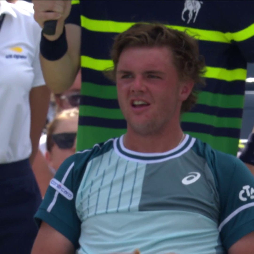Dominic Stricker a trouvé le secret pour s'imposer face à un top 10 en Grand Chelem : faire un karaoké entre les jeux 🎤 #USOpen #HomeOfTennis
