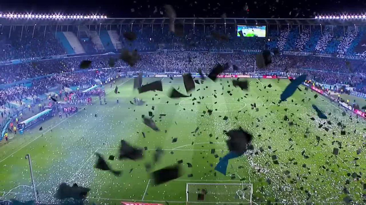 ¡IMPRESIONANTE RECIBIMIENTO PARA #RACING EN EL #CILINDRO 🏟! 😍