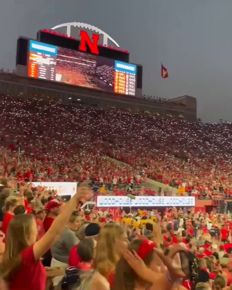 92,003 in attendance. Nebraska Volleyball breaks the world record for the largest crowd ever at a women’s sporting event 👏 espnW | #ThatsaW