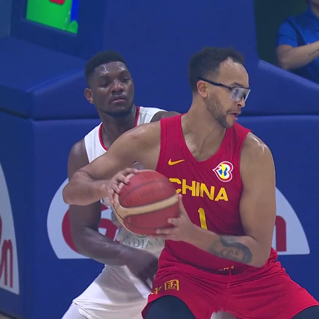 Kyle Anderson AKA Kaier Li muscles his way in the paint and gets the and-1 call for China 😤