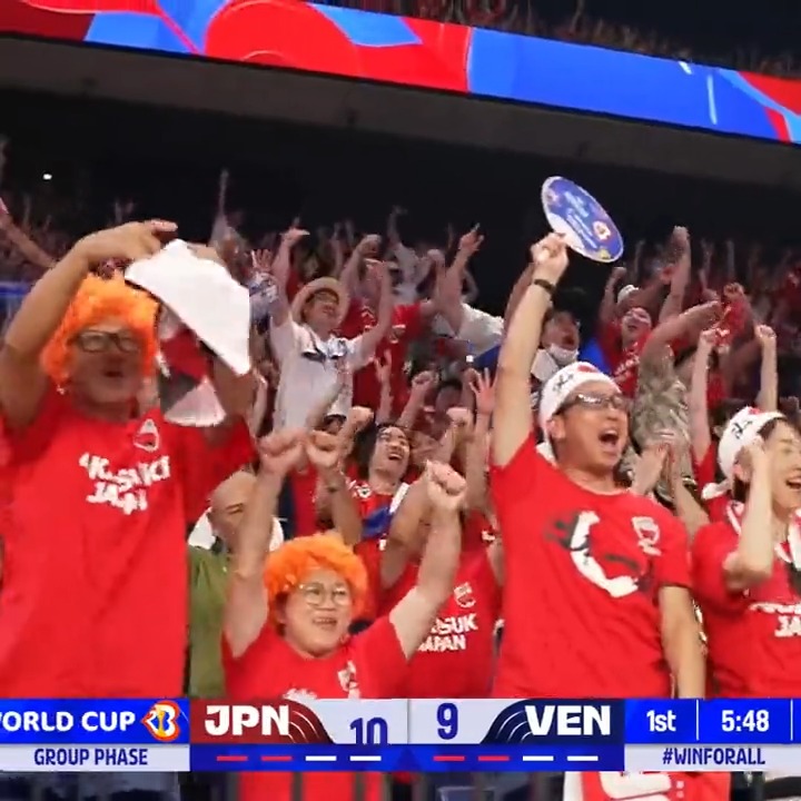 Yuta gets the fans out of their seats! 😎🤙 #FIBAWC x #WinForJapan 🇯🇵 I #AkatsukiJapan