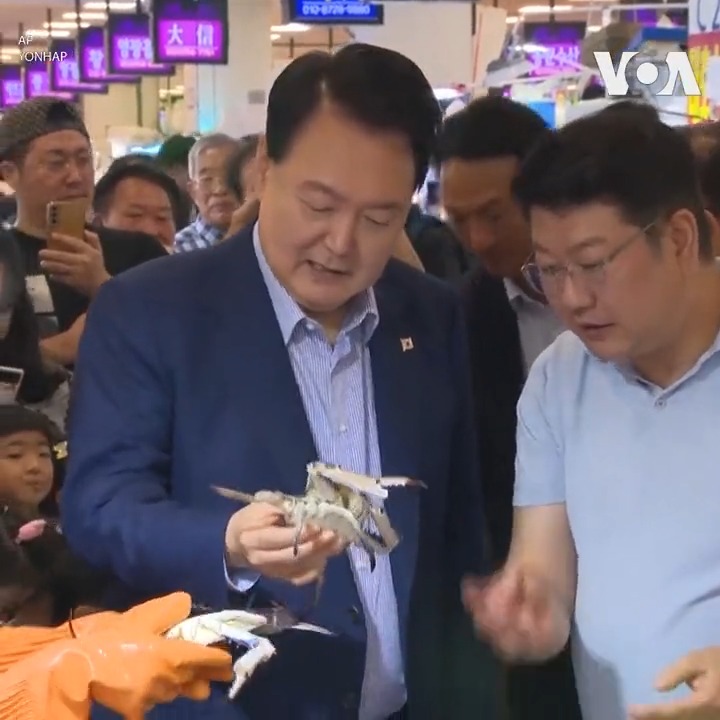 韩国总统尹锡悦31日走访了首尔最大的的鱼市场--鹭梁津洞鱼市场，设法缓解民众在日本排放核废水后对于当地海鲜产品安全的担忧。