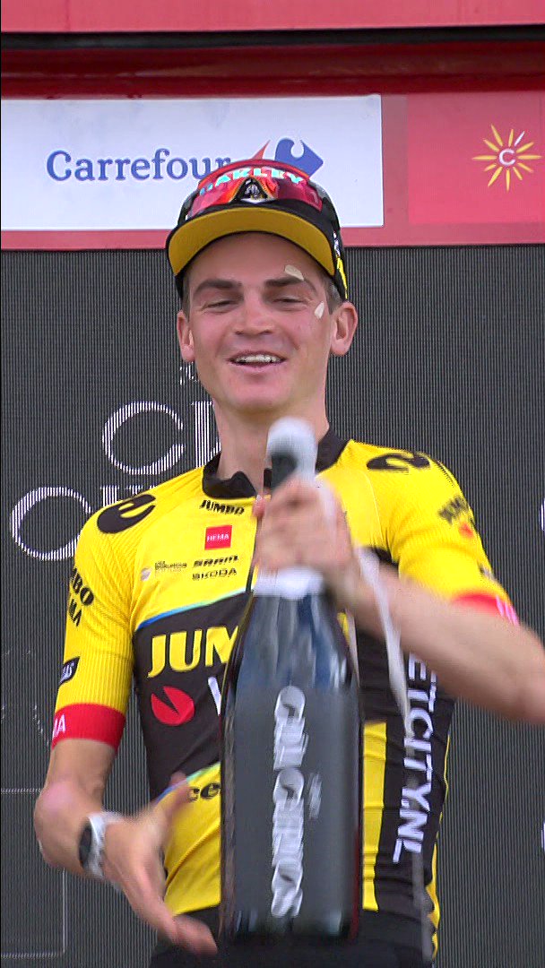 🔞😜 Solo para mayores de edad (y ganadores de etapa en #LaVuelta23) 🔞😜 Drink responsibly - only for adults (and Vuelta stage winners!) 🍾 Sepp Kuss #CriaCuervos 👀 Cycling out of context