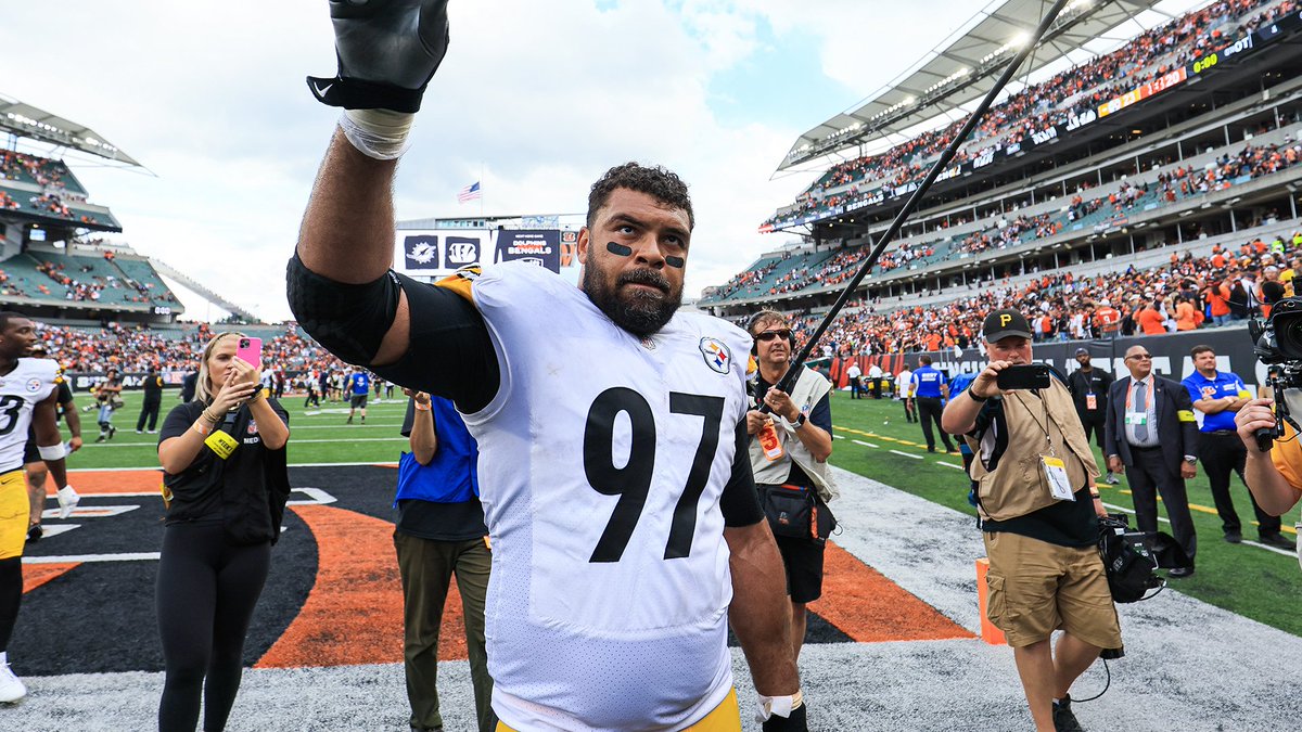 Last-second TDs, missed kicks, ridiculous sideline catches. The Steelers-Bengals Week 1 matchup last season had everything. 😮