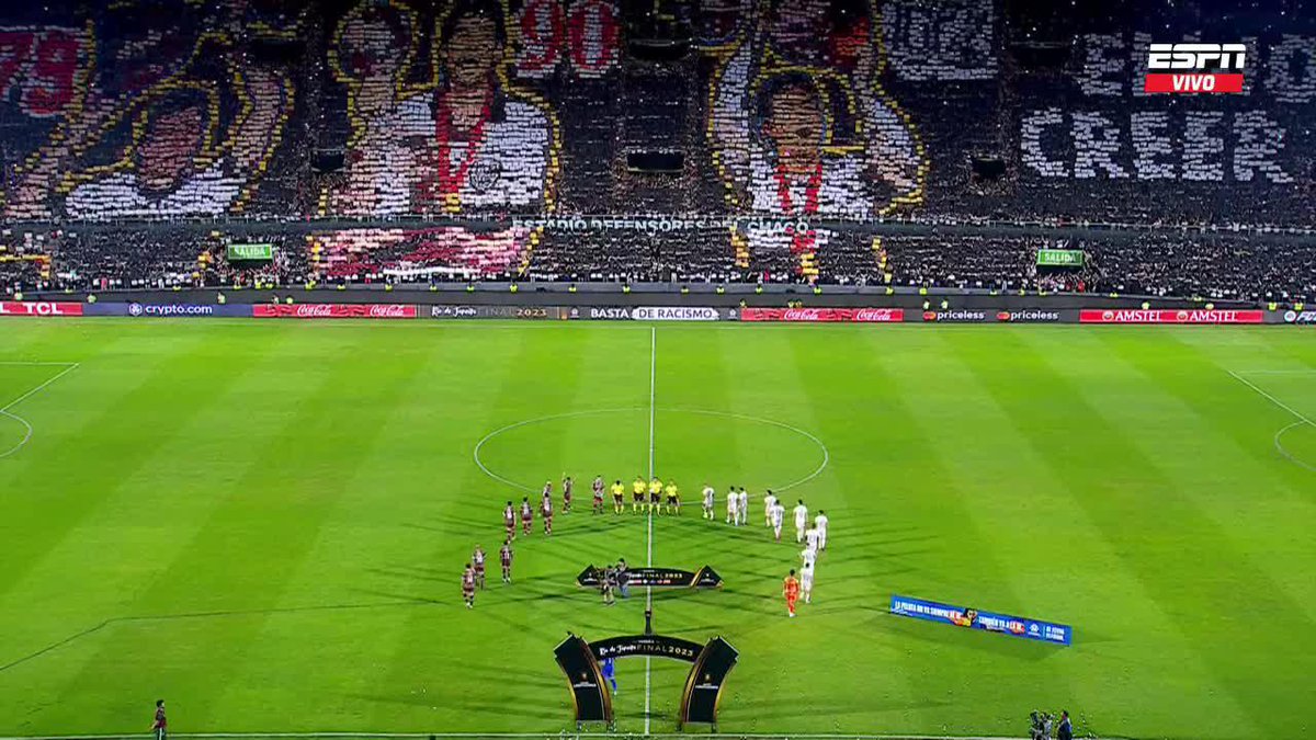 Bellísimo recibimiento de la hinchada de Olimpia 🇵🇾 para su equipo.