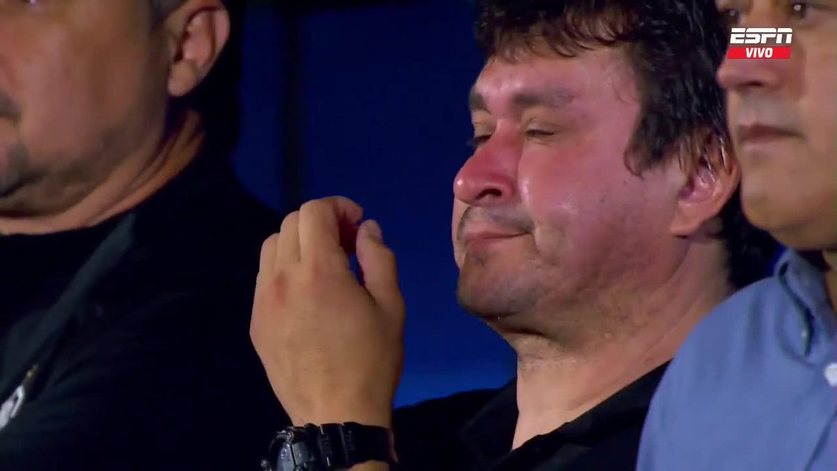 Julio César Enciso, capitán en la conquista de la #Libertadores del 2002 con el Decano, hoy es asistente del Chiqui Arce y no pudo contener la emoción al verse en el imponente mosaico de la hinchada de Olimpia... ¡Que momento!