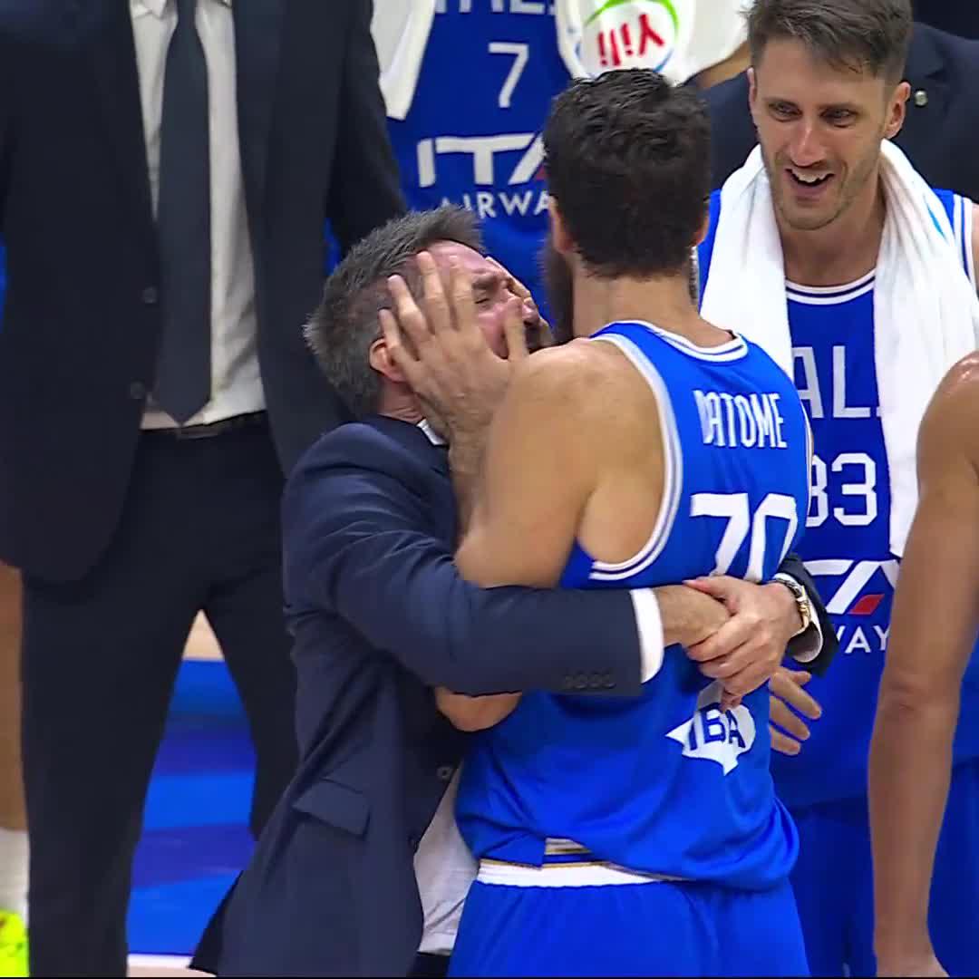 The celebration at the end 🥳🎉 #FIBAWC x #WinForItalia 🇮🇹