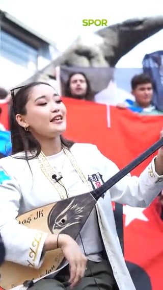 🫠”Bakhtiyar’ın mesajıyla herkes beni tanıdı” 🪕Çaldığı Beşiktaş marşıyla tanınan Kazak “Dombra” sanatçısı Aididau ile Kiev maçı öncesi Köyiçi’nde buluştuk. Hikayesini dinledik, siyah-beyazlı taraftarlarla birlikte coşkusuna şahitlik ettik. ⚫⚪ #TRTSporDijital