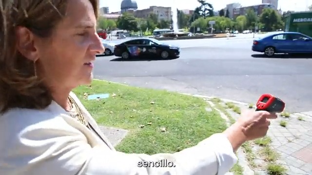 Un sencillo experimento realizado por @TeresaRibera 𝗦𝗢𝗟 vs. 𝗦𝗢𝗠𝗕𝗥𝗔 = 22º de diferencia 🔴 Menos islas de calor → de humos, inertes y ruido 🟢 Más refugios climáticos → de frescor, vegetación y oxígeno